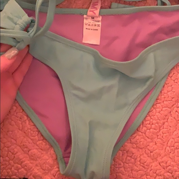 Bikini - Picture 2 of 3